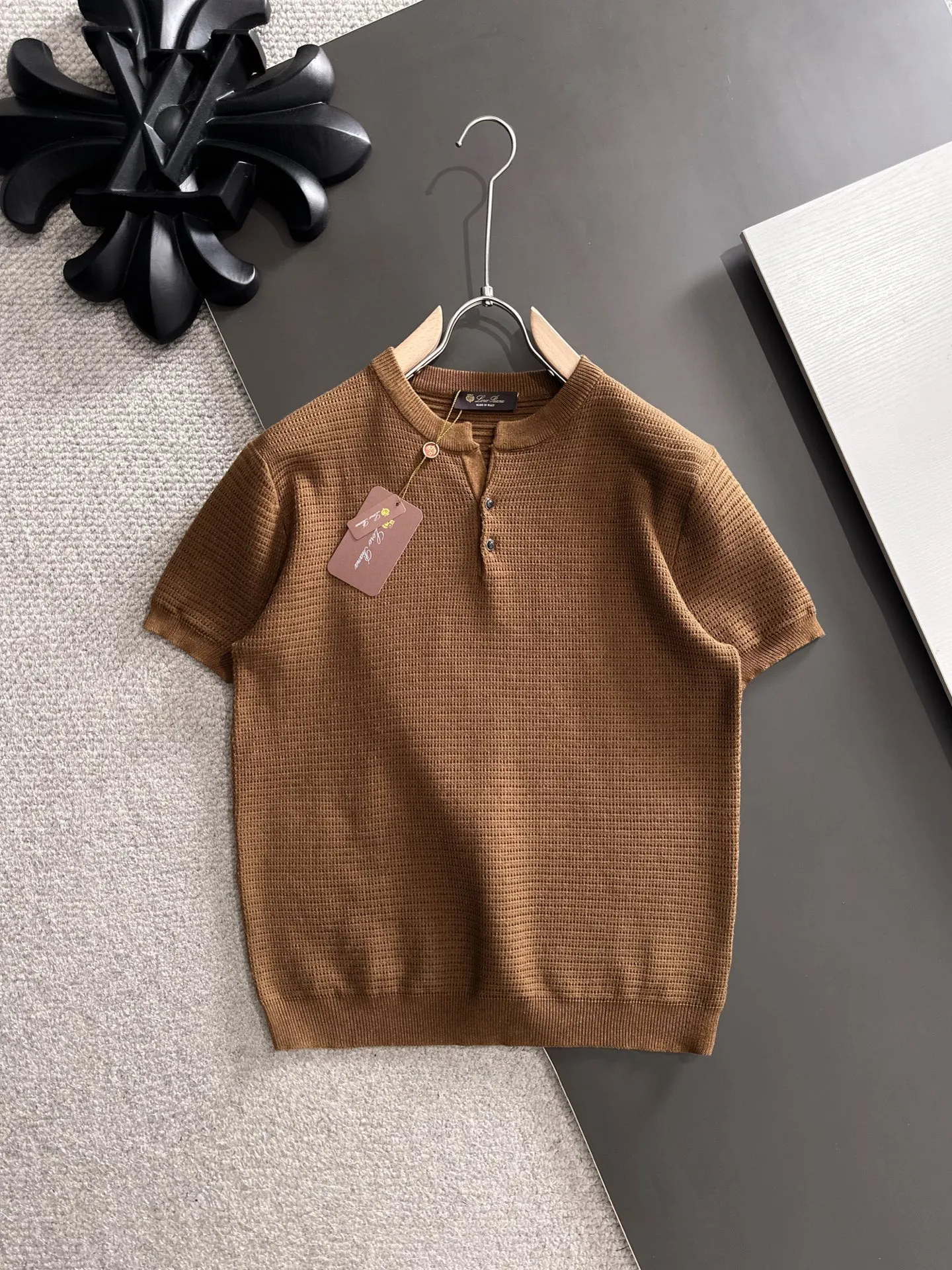Next day shipment LP high quality Loro Piana 26ss New Arrival men's short-sleeved T-shirt Made of combed cotton yarn knitted cotton fabric, no pressure when entering and exiting the counter Exclusive control of raw materials It feels substantial when weighed, and the upper body is more textured than ordinary T-shirts. This texture can cope with the weather easily and is suitable for both hot and cold! Loose fit design, looks noble. The only correct version is available Size: M to XXXL
